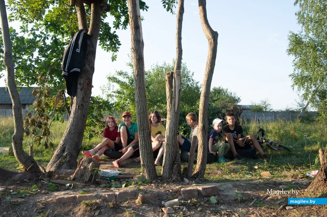 Поселок Брожа, Бобруйский район, август 2023 года. Последние дни летних каникул у детей.