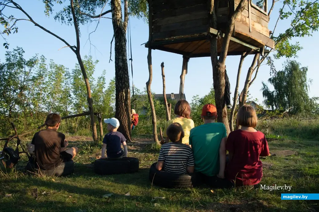 Поселок Брожа, Бобруйский район, август 2023 года. Последние дни летних каникул у детей.