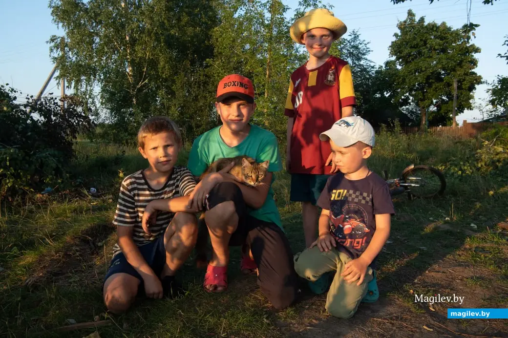 Поселок Брожа, Бобруйский район, август 2023 года. Последние дни летних каникул у детей.