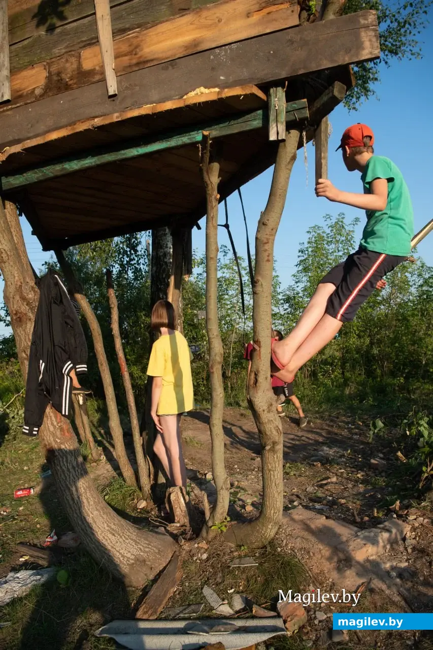 Поселок Брожа, Бобруйский район, август 2023 года. Последние дни летних каникул у детей.