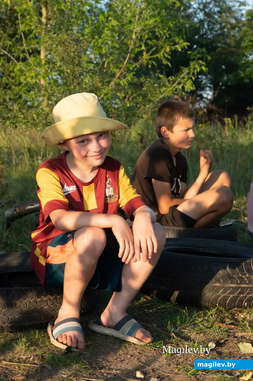 Поселок Брожа, Бобруйский район, август 2023 года. Последние дни летних каникул у детей.