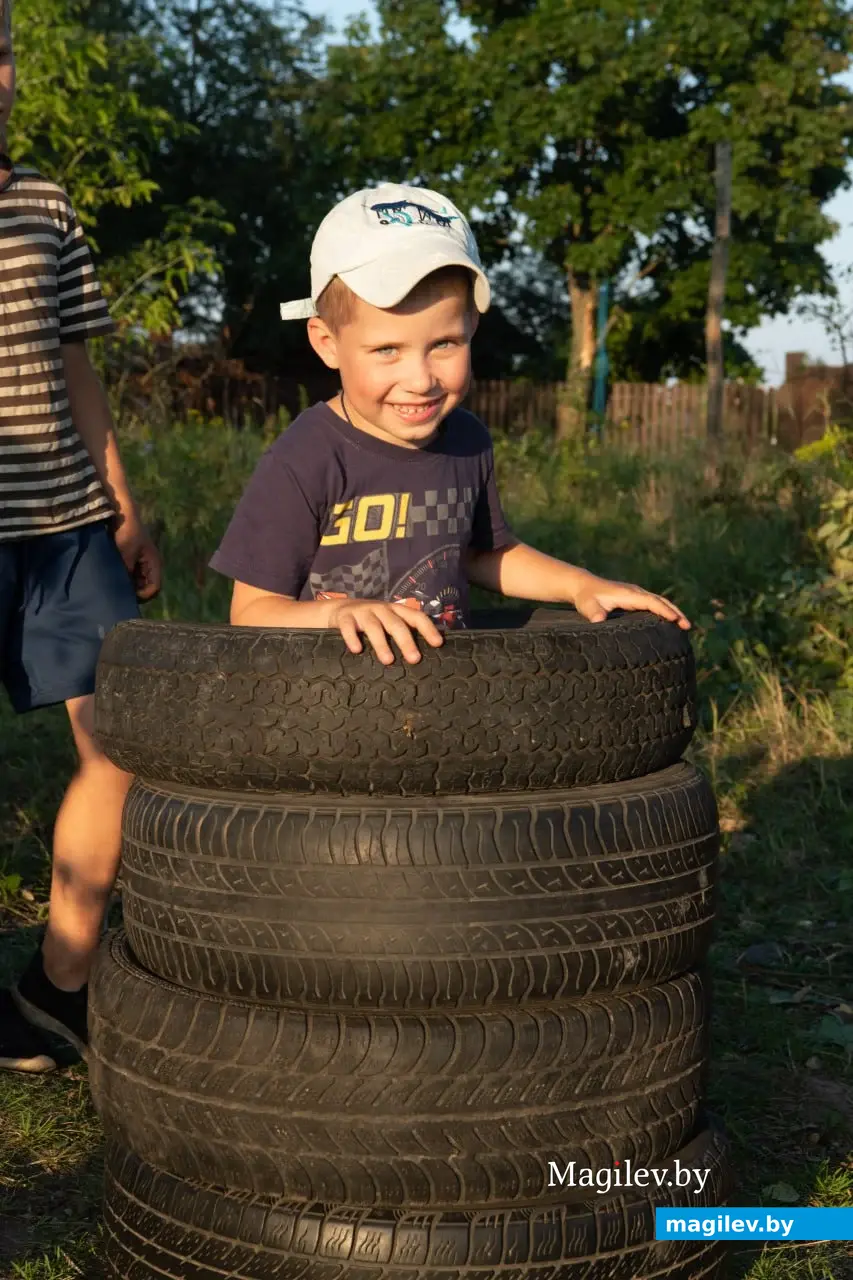 Поселок Брожа, Бобруйский район, август 2023 года. Последние дни летних каникул у детей.