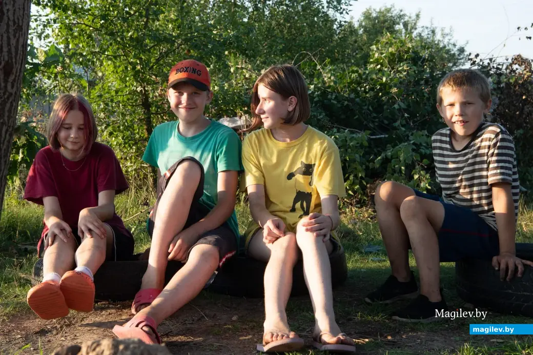 Поселок Брожа, Бобруйский район, август 2023 года. Последние дни летних каникул у детей.