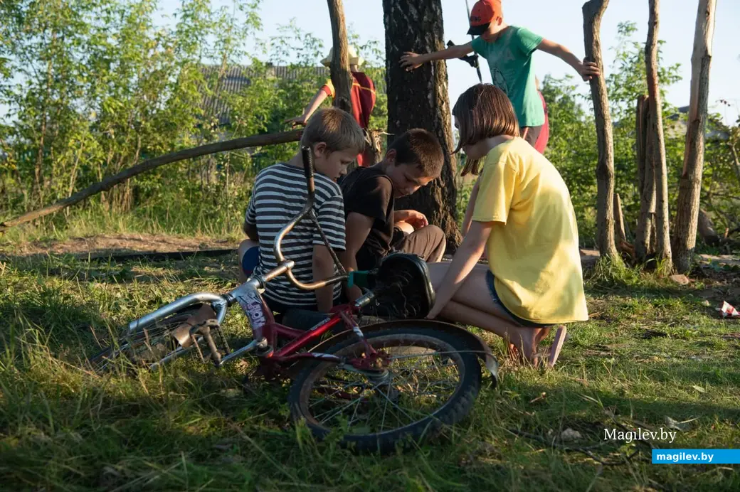 Поселок Брожа, Бобруйский район, август 2023 года. Последние дни летних каникул у детей.