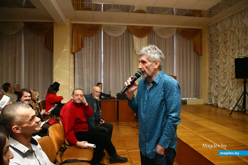 Эдуард Медведский (на дальнем плане в центре, с бородкой) на творческом вечере литературного клуба. Могилев, 2019 г.