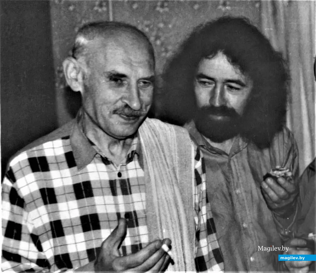 Два поэта: Эдуард Медведский (слева) и Александр Филипченко. Могилев, 1990-е годы.
