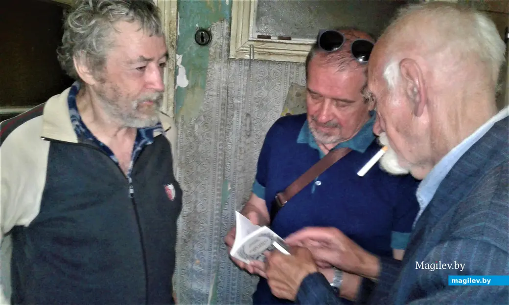 Друзья не только молодости. Слева направо: Александр Филипченко, Георгий Лядовский, Эдуард Медведский рассматривают книгу Филипченко «Жизнь совсем не такая...». Кстати,