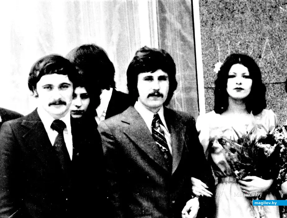 Вите Морозевичу (слева) еще не ведомо, что спустя три десятка лет он будет принимать Роберта Планта в своем минском кафе после концерта на стадионе «Трактор». Могилев,