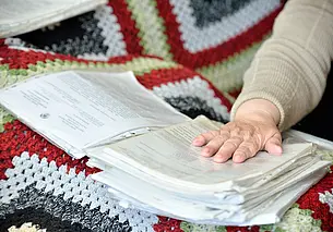 Била тростью и душила. В Могилеве лжесотрудница энергонадзора напала на 91-летнюю женщину