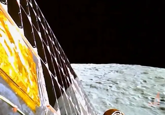 Индийский луноход отправился на прогулку по спутнику Земли. Смотрите исторические кадры