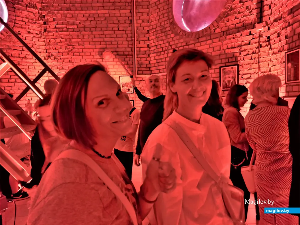 Театральные звезды Могилева: актриса Елена Кривонос и режиссер Камиля Хусаинова. Выставка фотографий Дарьи Егоровой. Могилев, городская Ратуша, 25.08.2023 г.