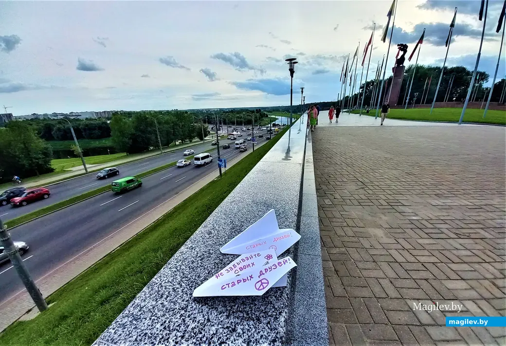 Как же без самолетиков, которые любят высоту. Выставка фотографий Дарьи Егоровой. Могилев, городская Ратуша, 25.08.2023 г.