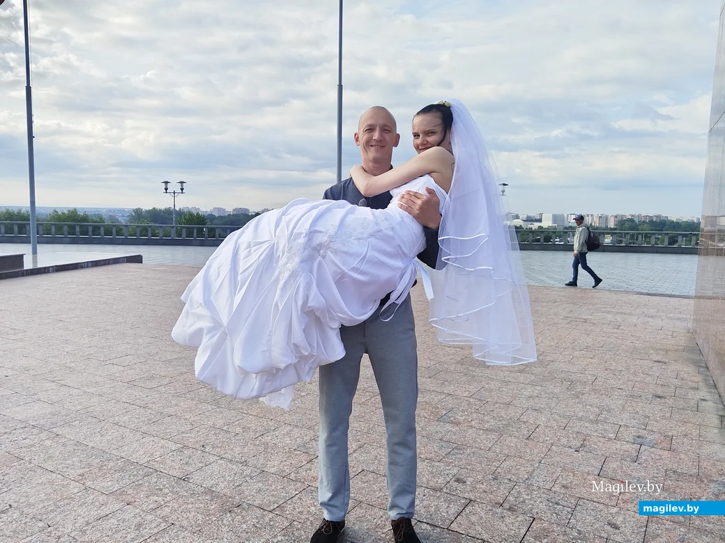 ЗАГС, Могилев. 25.08.2023. Ольга Ткачева и Александр Богданов. Официальное предложение сделал прямо в аэропорту.