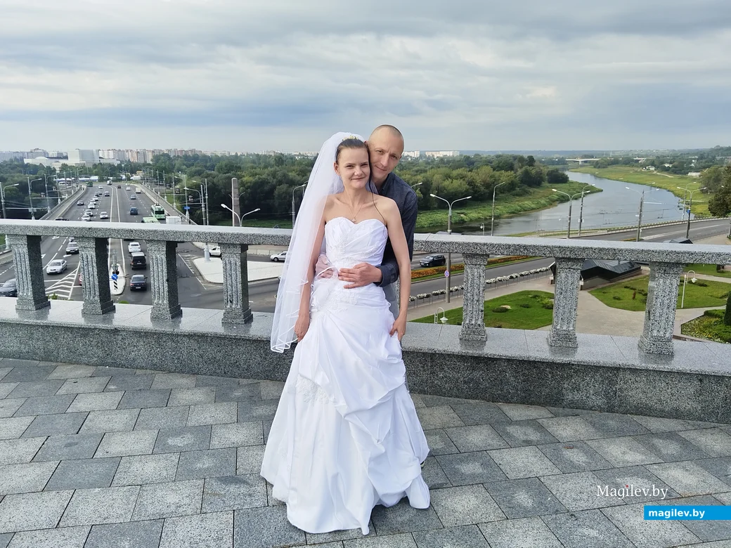 ЗАГС, Могилев. 25.08.2023. Ольга Ткачева и Александр Богданов. Платье невесте привез из Казахстана.