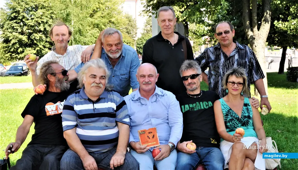 Василь Титов (верхний ряд, слева) с друзьями на лавочке неподалеку от кинотеатра «Чырвоная Зорка». Могилев, 2010-е годы.