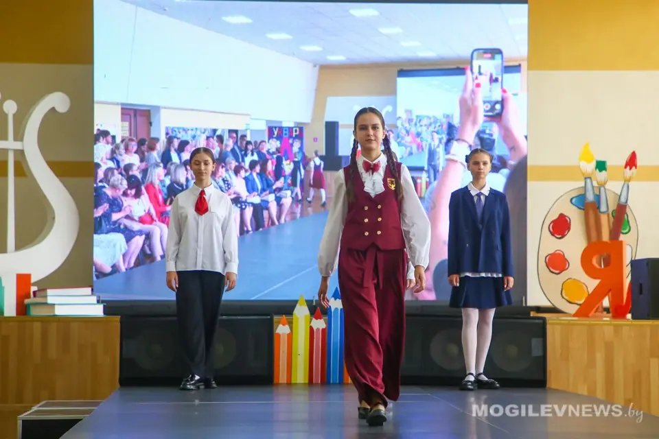 Могилев, 25 августа, 2023 года. Областная августовская конференция педагогических работников. Показ коллекций школьной одежды белорусских производителей. Фото: