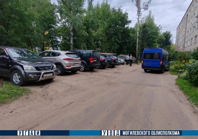 В Могилеве ребенка сбил автомобиль во дворе дома. Девочка в больнице