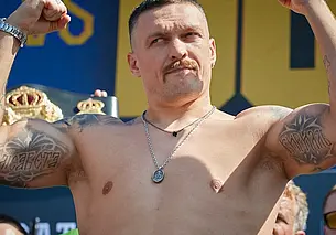 Украинский боксер Усик победил нокаутом Дюбуа и отстоял титулы чемпиона мира