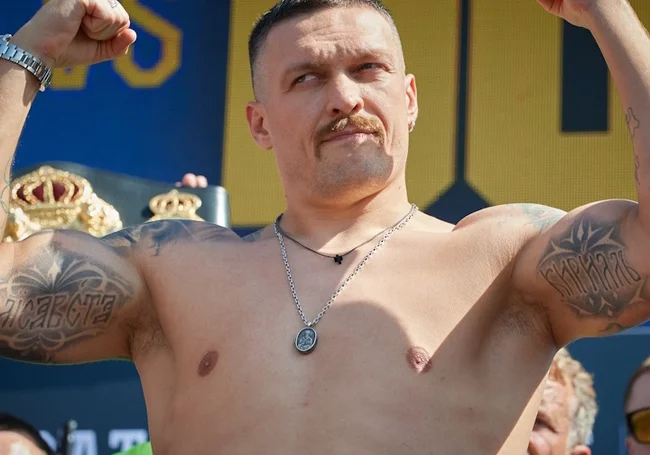 Украинский боксер Усик победил нокаутом Дюбуа и отстоял титулы чемпиона мира