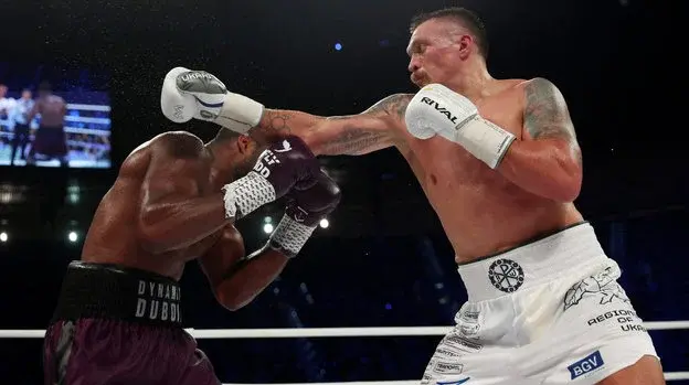 Момент боя Усика с Дюбуа. Фото: Reuters.