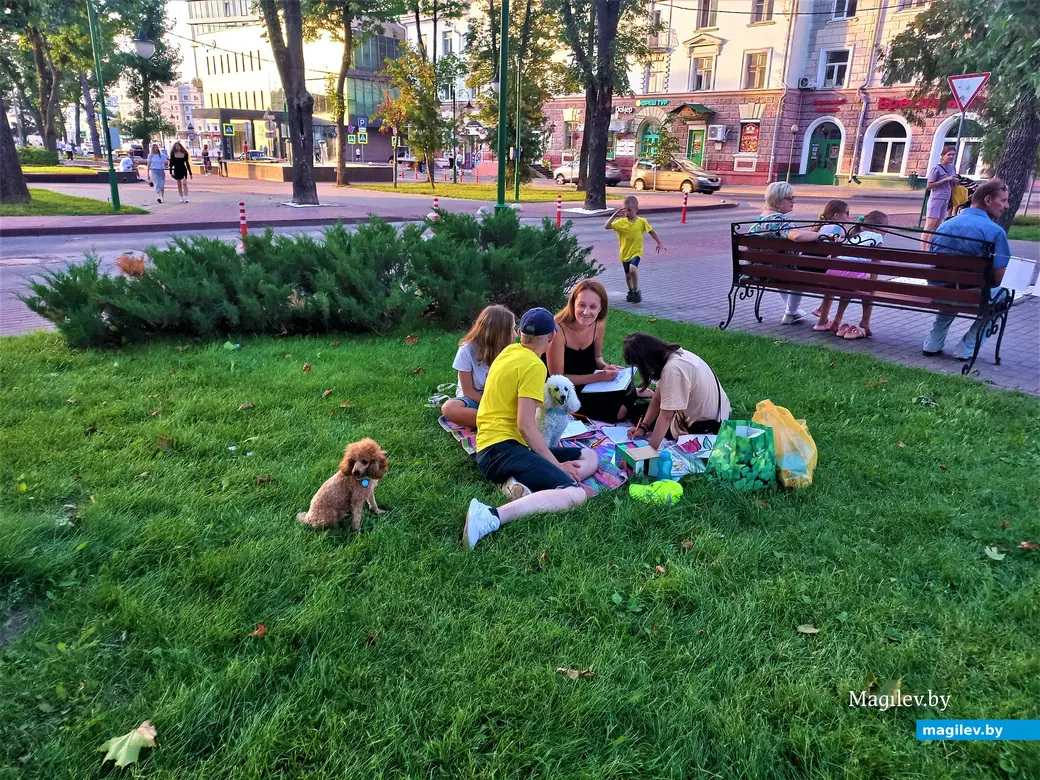 Творческая акция «Острова добра» в защиту животных. Могилев, Комсомольский сквер, 27.08.2023 г.