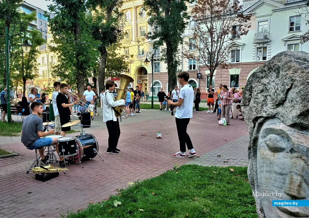 Творческая акция «Острова добра» в защиту животных. Могилев, Комсомольский сквер, 27.08.2023 г.