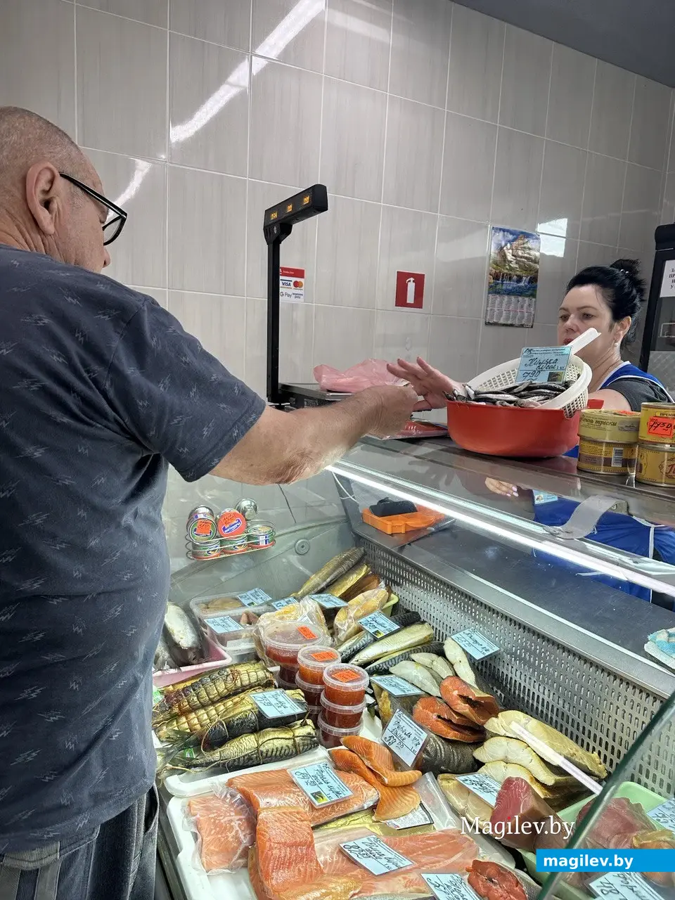 Несмотря на цены, от покупателей не было отбоя. Могилев, рыбный павильон на Центральном рынке, август 2023 года.