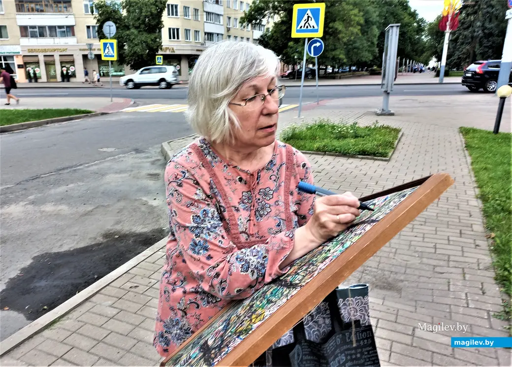 Участница Могилевской городской капеллы, конечно же, изобразит какой-нибуть музыкальный знак.