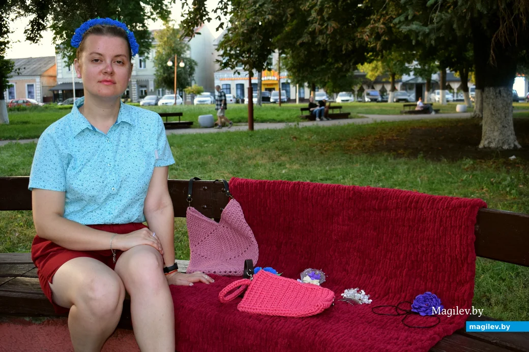 Ангелина Карабанова со своими изделиями.
