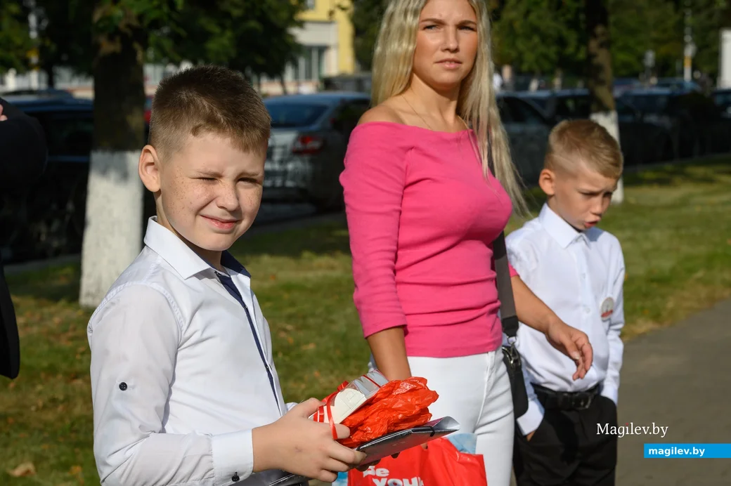 01.09.2023. Улица Минская, средняя школа №18. 1 сентября — День знаний