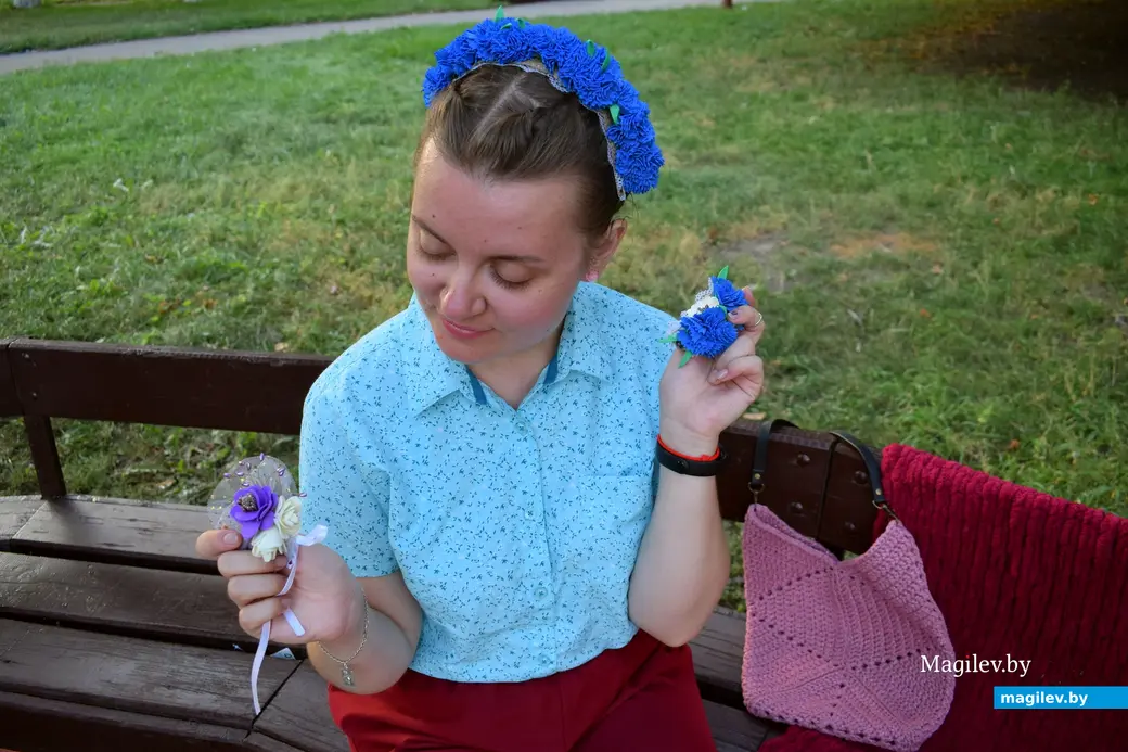 Ангелина Карабанова со своими изделиями.