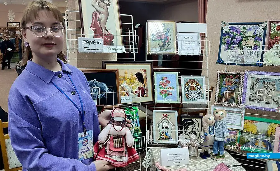 Ангелина Карабанова на ярмарке со своими работами.