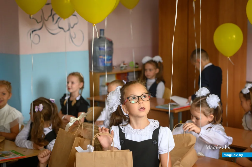 01.09.2023. Улица Минская, гимназия-колледж искусств г.Бобруйска. 1 сентября — День знаний