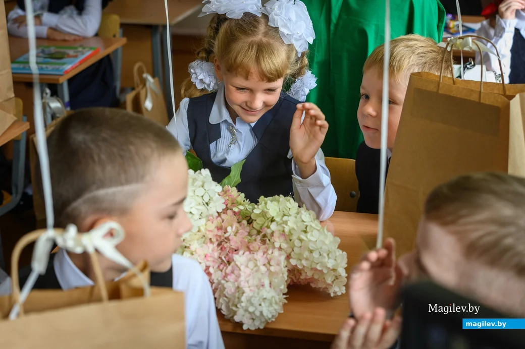 01.09.2023. Улица Минская, гимназия-колледж искусств г.Бобруйска. 1 сентября — День знаний