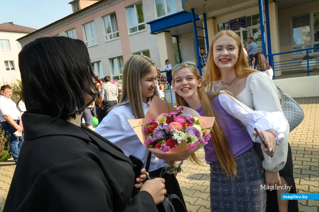 01.09.2023. Улица Минская, гимназия-колледж искусств г.Бобруйска. 1 сентября — День знаний