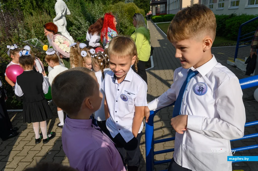 01.09.2023. Улица Минская, гимназия-колледж искусств г.Бобруйска. 1 сентября — День знаний