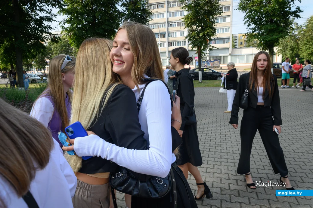 01.09.2023. Улица Минская, гимназия-колледж искусств г.Бобруйска. 1 сентября — День знаний