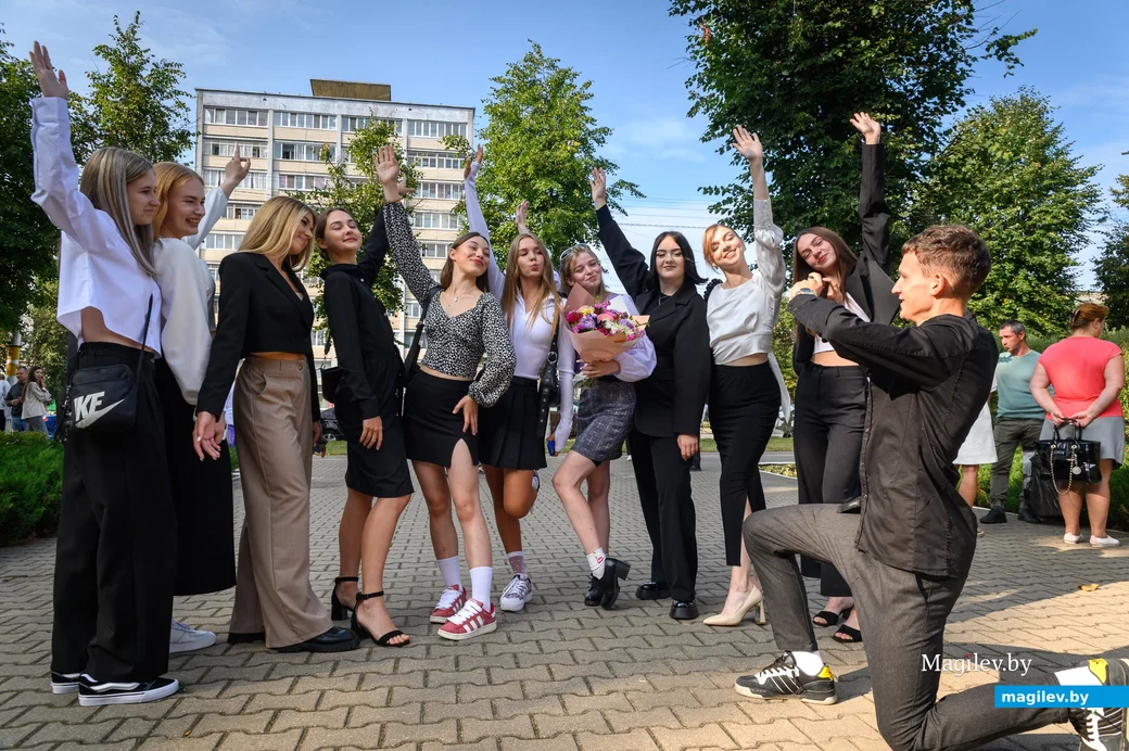 01.09.2023. Улица Минская, гимназия-колледж искусств г.Бобруйска. 1 сентября — День знаний