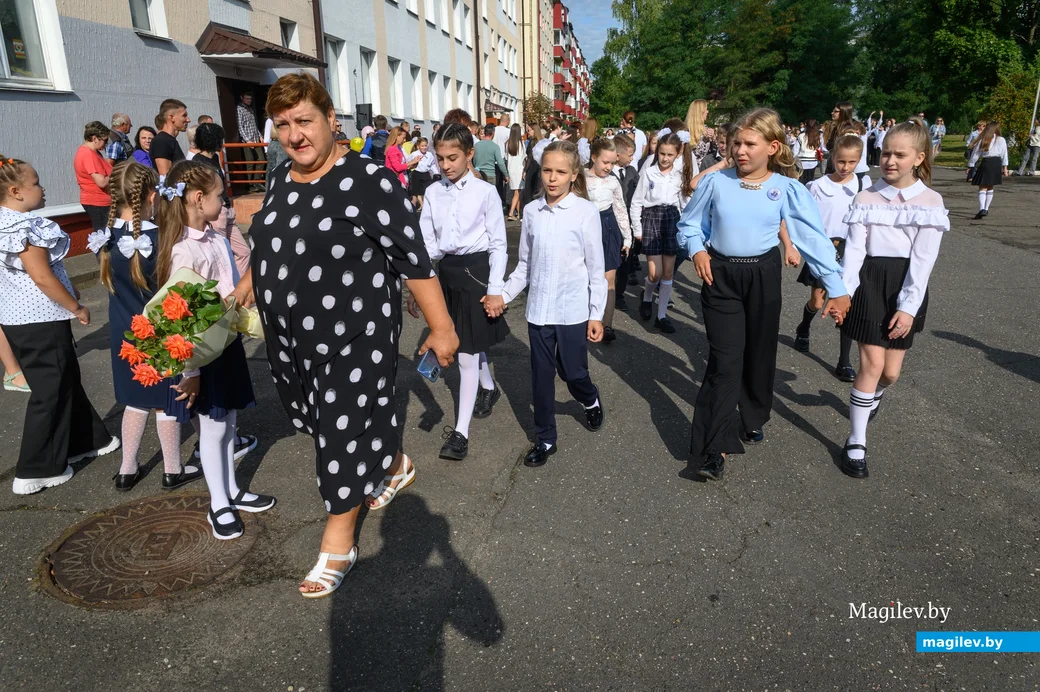 01.09.2023. Улица Минская, гимназия-колледж искусств г.Бобруйска. 1 сентября — День знаний