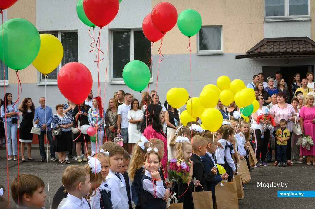 01.09.2023. Улица Минская, гимназия-колледж искусств г.Бобруйска. 1 сентября — День знаний