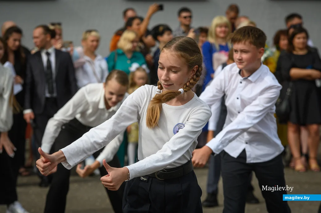 01.09.2023. Улица Минская, гимназия-колледж искусств г.Бобруйска. 1 сентября — День знаний