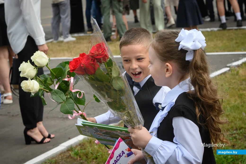 01.09.2023. Улица Минская, средняя школа №18. 1 сентября — День знаний