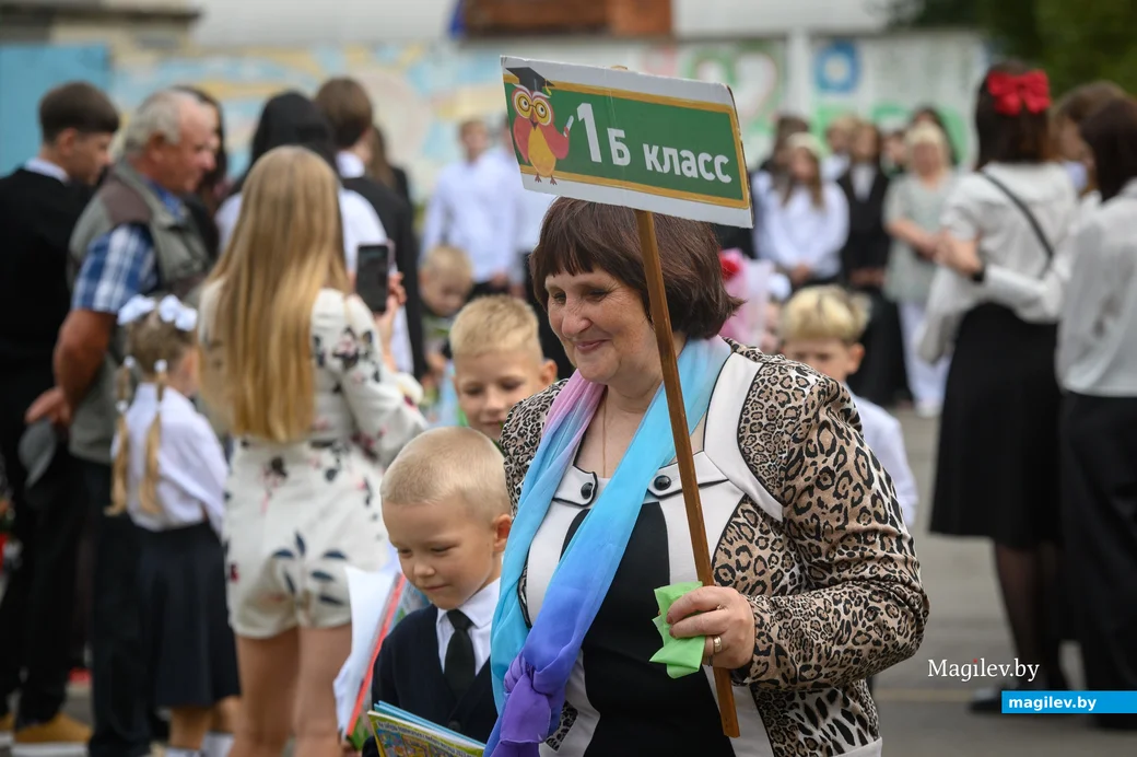 01.09.2023. Улица Минская, средняя школа №18. 1 сентября — День знаний
