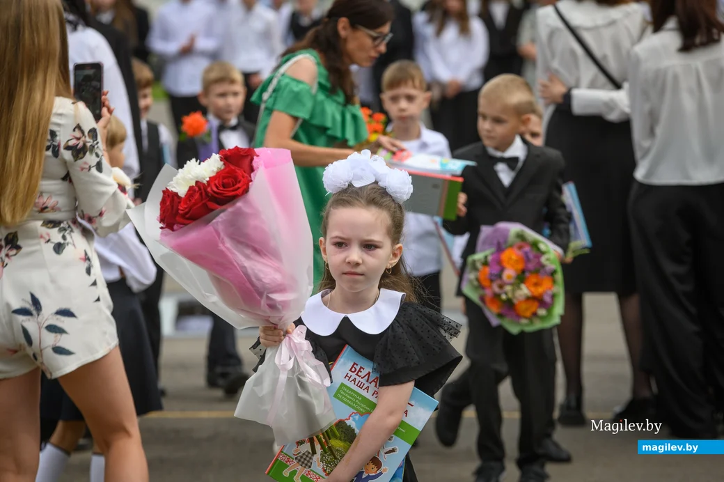 01.09.2023. Улица Минская, средняя школа №18. 1 сентября — День знаний