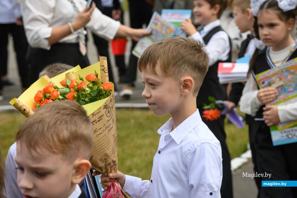 01.09.2023. Улица Минская, средняя школа №18. 1 сентября — День знаний