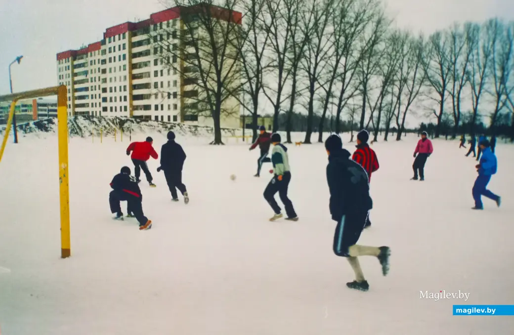 Зимний футбол в Казимировке на поле сш №19. Могилев, 2003 год.
