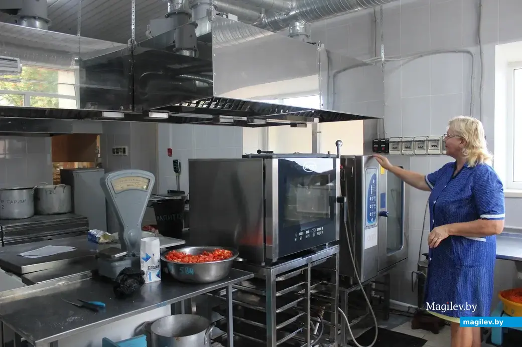 Сентябрь 2023г. Могилев, МГЭПТК. Для поддержания микроклимата установлена приточно-вытяжная система вентиляции: и продукты лучше хранятся, и работникам столовой