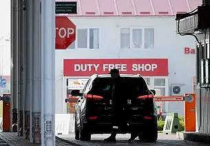 Россиянам запретили въезжать на личных автомобилях в Евросоюз