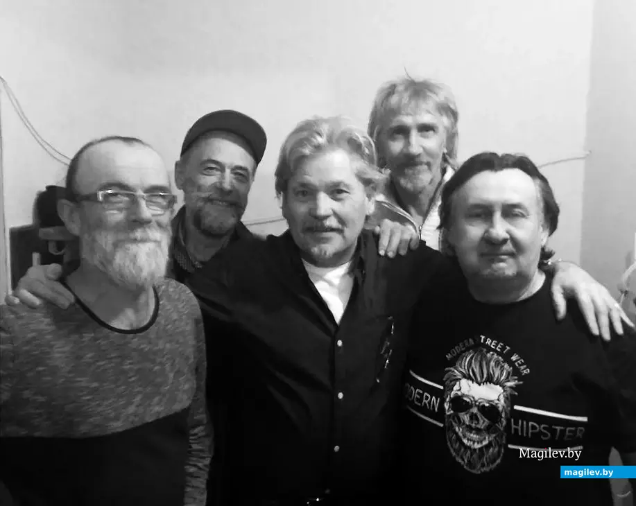 Петрович (крайний слева) с друзьями. Могилев. 2000-е годы.