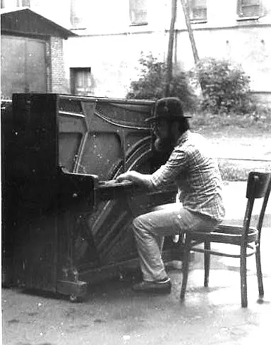 Инструменты ведь тоже были в дефиците. Могилев, 1980-е годы.